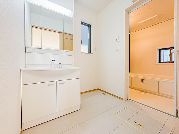 【脱衣所】洗面所は小さなプライベートスペース。歯磨き、洗顔と毎日施す個人空間。