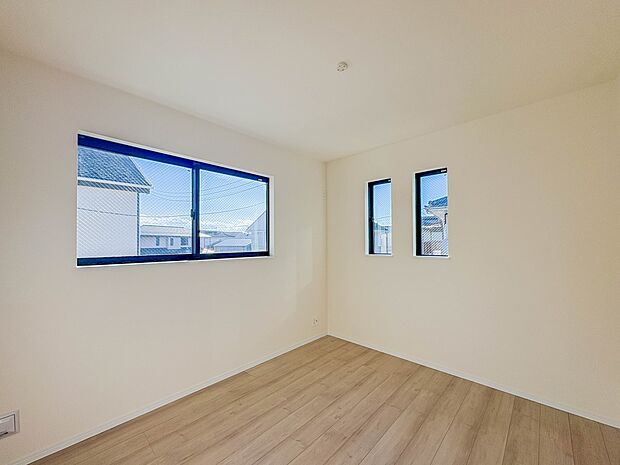 【子供部屋5.25帖】お子様のお部屋にぴったりなクロークを備えたフローリング仕様の洋室です。