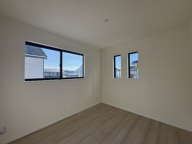 【子供部屋5.25帖】お子様のお部屋にぴったりなクロークを備えたフローリング仕様の洋室です。