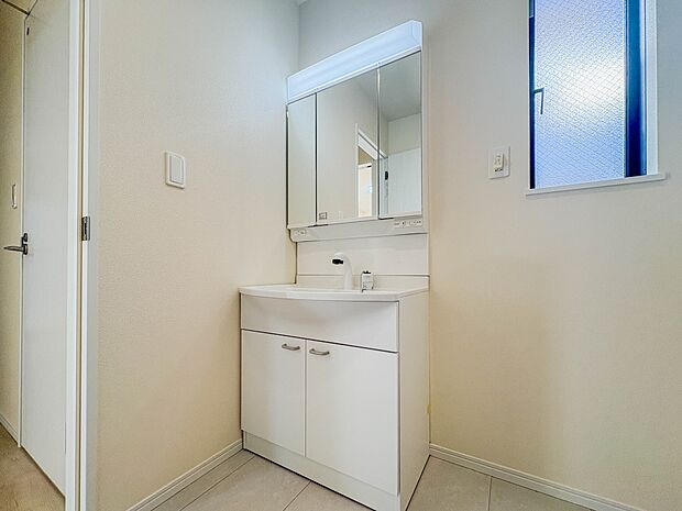 【洗面台】 十分な大きさの洗面台は、身だしなみチェックや歯磨きなど、朝の慌ただしい時間でもホテルライクなスペースで余裕とゆとりを感じて頂けます。