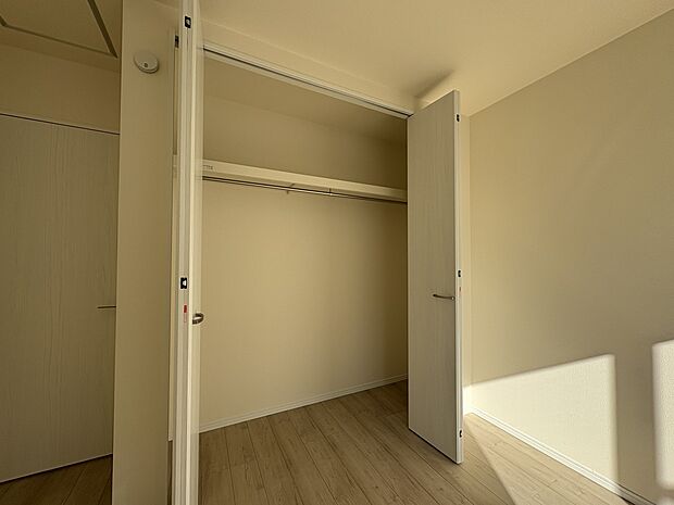 【収納】各部屋を最大限に広く使って頂ける様、全居住スペースに収納付。プライベートルームはゆったりと快適に。