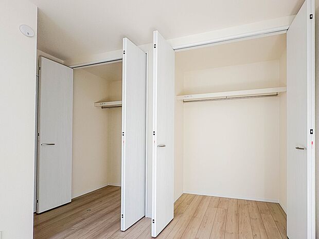 【WIC(ウォークインクローゼット)】 たくさんの洋服をかけてもシワになりにくいウォークインクローゼット。洋服以外にも、普段使わない家電やスーツケース、ストック品など何でも片付く嬉しい空間…