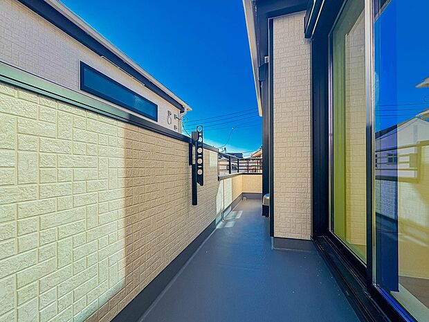 【バルコニー】 バルコニーから差し込む陽光・通風は、住環境・快適性と共に有り続ける貴重な「財産」です。