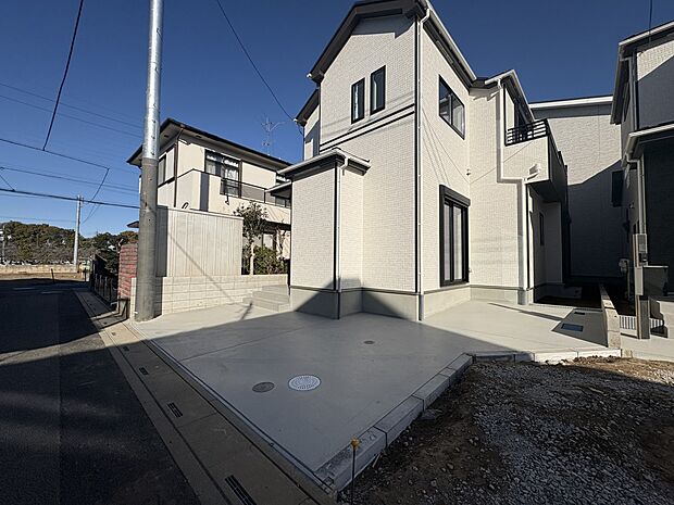 【駐車場】毎日の生活にマイカーが必須という方は、購入を検討する際、駐車場があることは大事な条件です。毎日の通勤や家族の送迎、買い物やお出かけなどクルマのある暮らしを満喫したい方は要チェック。…