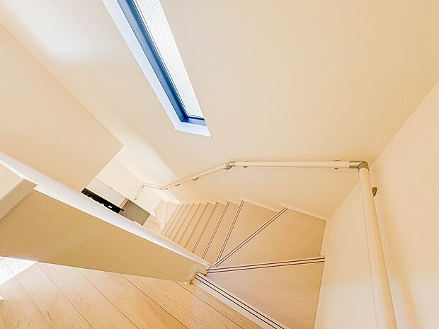 【手すり付階段】手すりがないと階段の昇り降りで危険なことはもちろん、壁に手をつきながら歩くことで壁紙が汚れやすくなります。すべての方に快適に昇り降りしていただくため、手すりを設置しました。