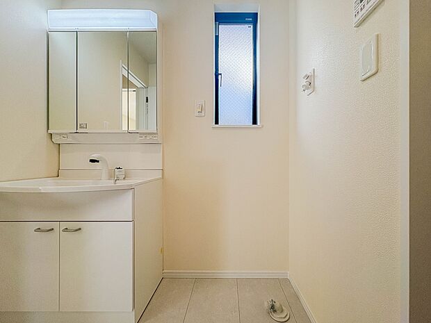 【ランドリースペース】毎日使う洗濯機。しっかりと奥行きのある置き場が確保されています。