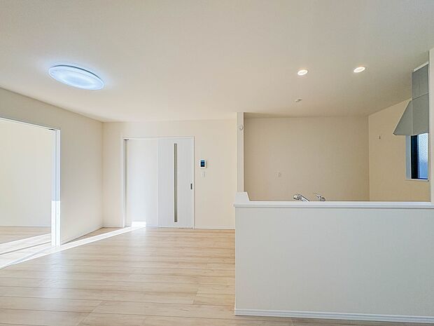 【LDK15.37帖+洋室5.25帖】会話でホッとコミュニケーションできるリビング。料理でホッとハピネスになるキッチンなど。人をホッとさせる最新設備・仕様を採用しています。