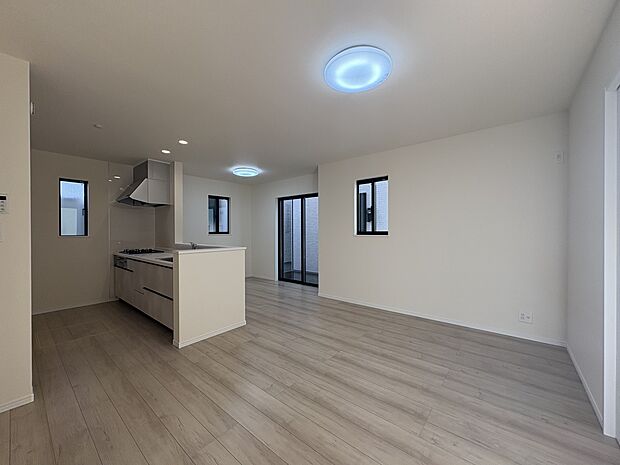 【LDK15.37帖＋洋室5.25帖】会話でホッとコミュニケーションできるリビング。料理でホッとハピネスになるキッチンなど。人をホッとさせる最新設備・仕様を採用しています。