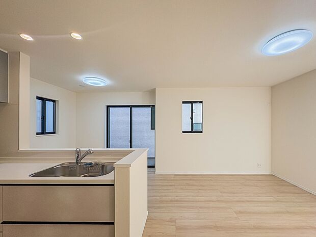 【LDK15.37帖+洋室5.25帖】忙しい朝でも家族揃って食事をしたいゆとりあるダイニングスペース。