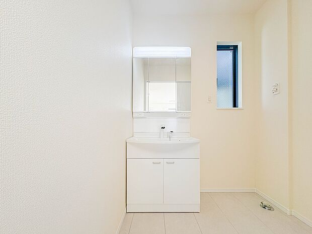 【洗面台】 十分な大きさの洗面台は、身だしなみチェックや歯磨きなど、朝の慌ただしい時間でもホテルライクなスペースで余裕とゆとりを感じて頂けます。