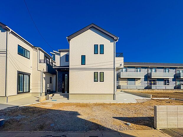 【外観】家族の温かさと陽光の暖かさ、楽しい毎日と明るい未来を予感させる「空間が織り成すひとつ先の住み心地」を演出します。