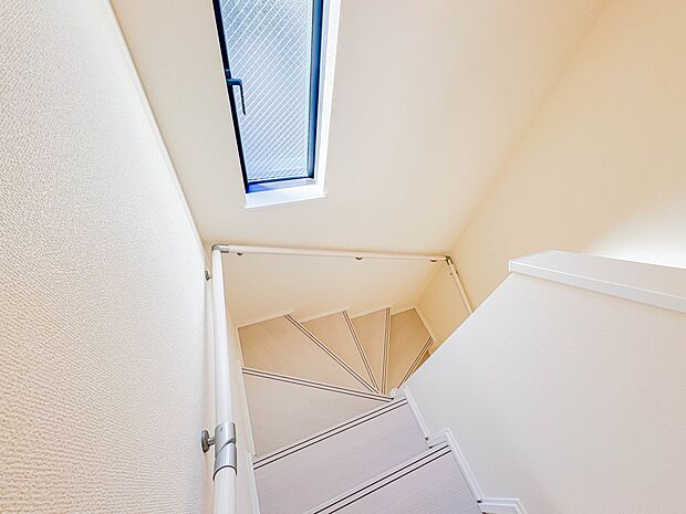 【手すり付階段】手すりがないと階段の昇り降りで危険なことはもちろん、壁に手をつきながら歩くことで壁紙が汚れやすくなります。すべての方に快適に昇り降りしていただくため、手すりを設置しました。