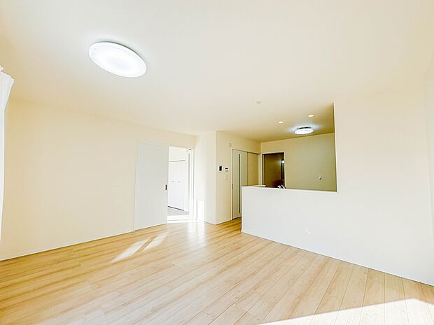 【LDK15帖＋洋室5.25帖】シンプルなデザインの家は風情がある。住む人のこだわりを感じる。外観も内装もいたってシンプル。居心地がよく、家事や趣味、子育てなどにも集中できる。家も人間も熟成…