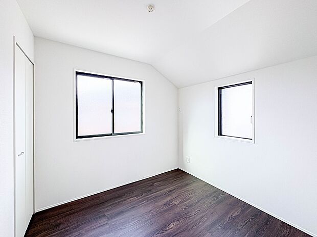 【子供部屋4.5帖】お子様のお部屋にぴったりなクロークを備えたフローリング仕様の洋室です。