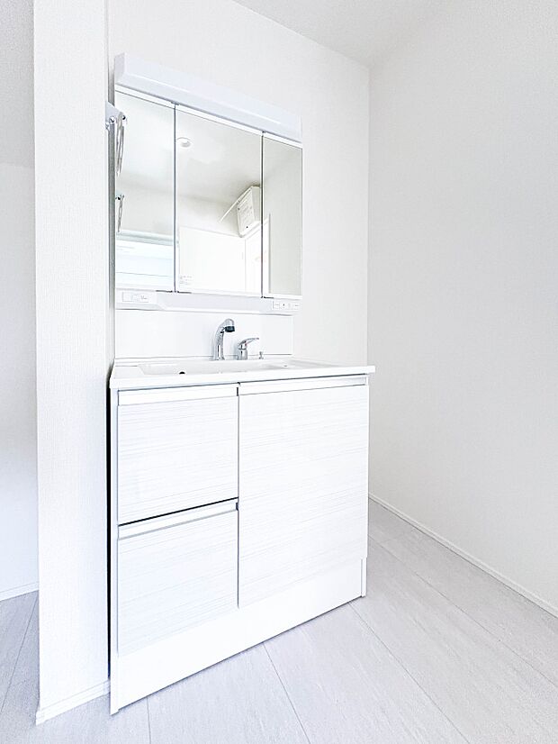 【三面鏡洗面化粧台】  ミラーを手前に引けば、楽な姿勢で髭剃りやメイクができます。合わせ鏡にすればヘアスタイルのチェックもラクラク。洗面化粧台のミラー裏にはたっぷり入る収納スペースを設けてい…