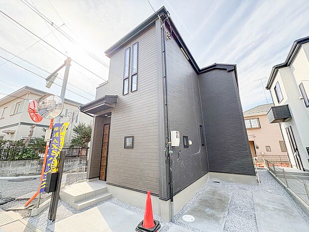 3号棟【前面道路8ｍ】家の前をまっすぐの通りが走っている。クルマは少なく、人々は毎朝、ウォーキング、ジョギング、犬の散歩など、フリーな朝時間を過ごしている。