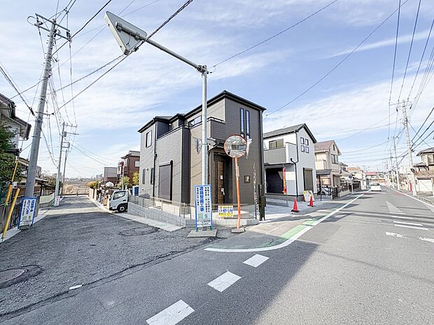 3号棟【外観】陽当りや通風性など各所に施された工夫で住みやすさを実現。部屋の大きさや周辺環境・街並など、資料には掲載していない情報が現地にはたくさんございます。是非ご確認下さい。