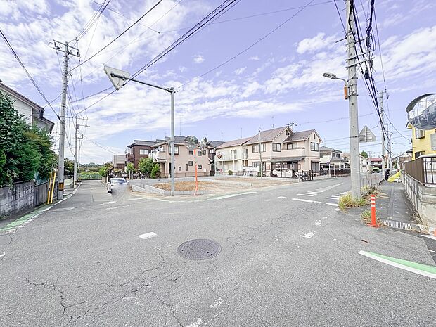 3号棟【前面道路8m】家の前をまっすぐの通りが走っている。クルマは少なく、人々は毎朝、ウォーキング、ジョギング、犬の散歩など、フリーな朝時間を過ごしている。