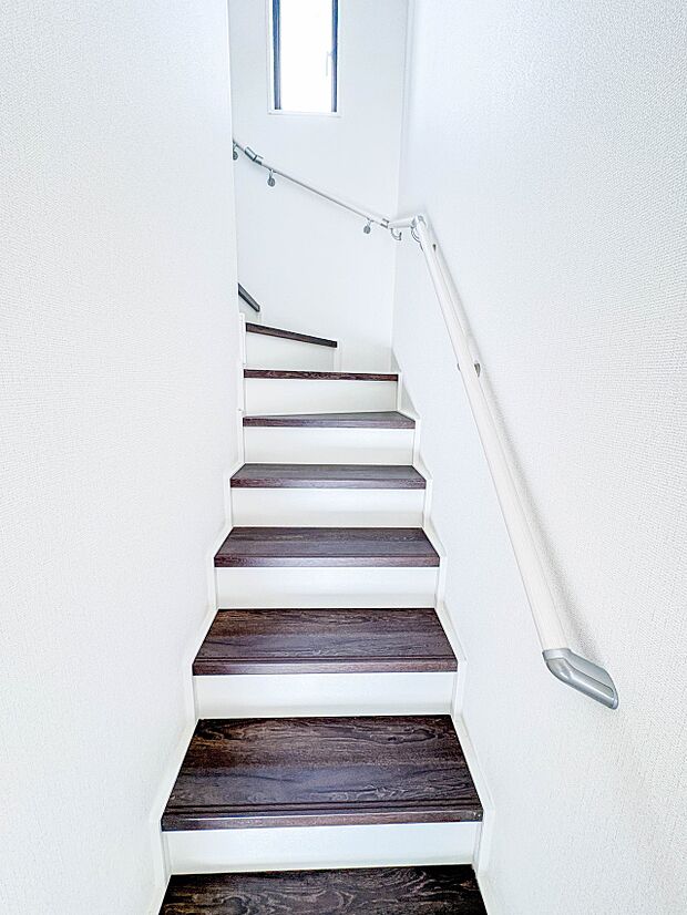 【手すり付階段】手すりがないと階段の昇り降りで危険なことはもちろん、壁に手をつきながら歩くことで壁紙が汚れやすくなります。すべての方に快適に昇り降りしていただくため、手すりを設置しました。