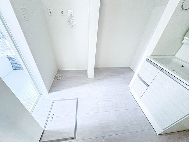 【脱衣所】洗面所は小さなプライベートスペース。歯磨き、洗顔と毎日施す個人空間。