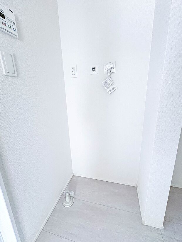 【ランドリースペース】毎日使う洗濯機。しっかりと奥行きのある置き場が確保されています。