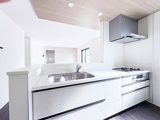 【ダイニングキッチン】料理をしながら、後片付けをしながら二人で会話を楽しみたい空間。