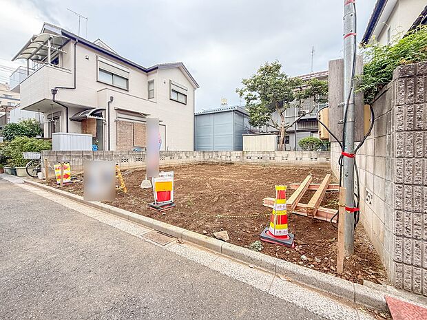 【現地土地写真】陽当りが良いと、洗濯物が乾きやすいですし、湿気やカビの心配も減るので快適です。寒い冬の日でも、日差しが届くと家の中が暖かくなりますね。
