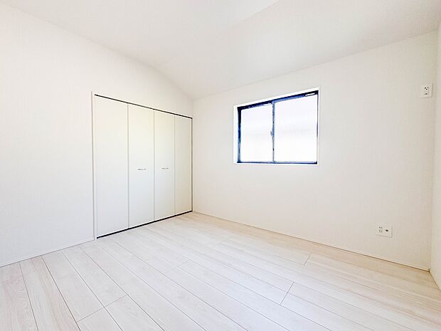 2号棟【子供部屋5.25帖】お子様のお部屋にぴったりなクロークを備えたフローリング仕様の洋室です。