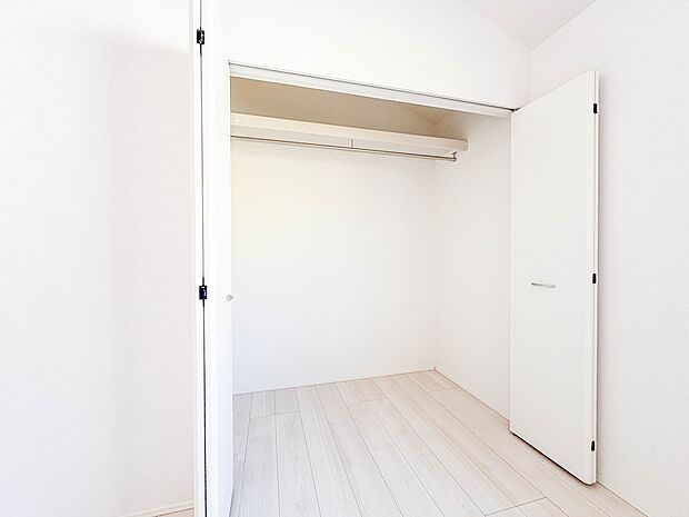 2号棟【7帖居室の収納】各部屋を最大限に広く使って頂ける様、全居住スペースに収納付。プライベートルームはゆったりと快適に。