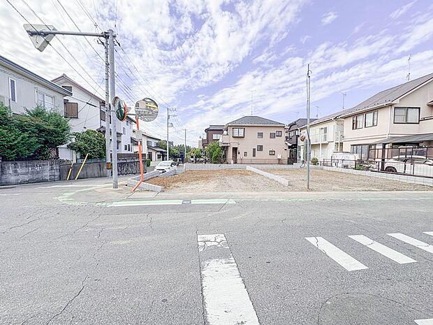 2号棟【前面道路8m】車の通行が少ないので、静かな住環境を維持することができます。