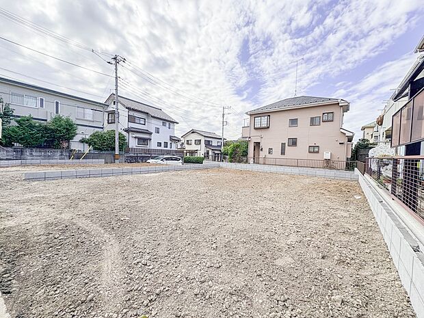 2号棟【外観】堂々たる趣ながら、主張し過ぎずどこか余裕を感じさせるシャープなフォルムで佇む邸宅は、晴天の空と照らし合わせる事で、本来あるべき完成形の姿を見せてくれます。