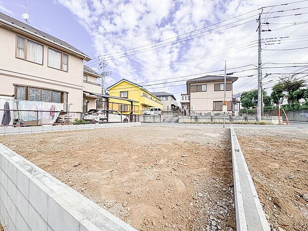 2号棟【外観】堂々たる趣ながら、主張し過ぎずどこか余裕を感じさせるシャープなフォルムで佇む邸宅は、晴天の空と照らし合わせる事で、本来あるべき完成形の姿を見せてくれます。