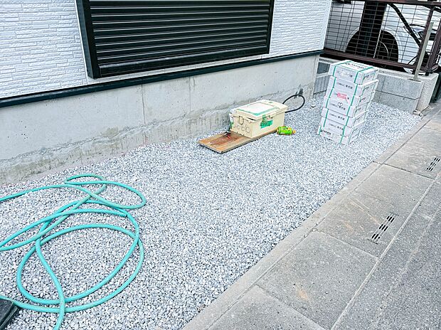 2号棟【前面道路8ｍ】家の前をまっすぐの通りが走っている。クルマは少なく、人々は毎朝、ウォーキング、ジョギング、犬の散歩など、フリーな朝時間を過ごしている。