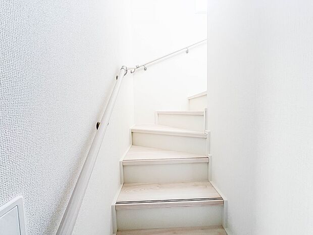 2号棟【手すり付階段】手すりがないと階段の昇り降りで危険なことはもちろん、壁に手をつきながら歩くことで壁紙が汚れやすくなります。すべての方に快適に昇り降りしていただくため、手すりを設置しまし…