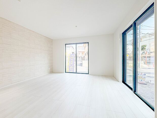 2号棟【LDK15帖】広々としたリビングダイニング。ゆったりとしたキッチン。生活動線をLDK に集中させ、ご家族が過ごしやすい空間設計にしました。