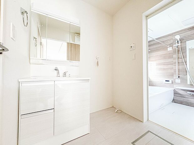 2号棟【ランドリースペース】毎日使う洗濯機。しっかりと奥行きのある置き場が確保されています。