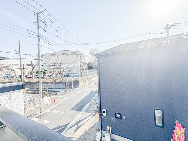 2号棟【眺望】朝の澄んだ空気や、夕方に吹く清々しい風を五感で感じられるバルコニー。