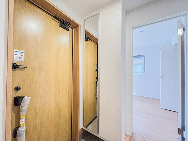 【シューズボックス(下駄箱)】 大型のシューズボックスには靴やブーツ、サンダルはもちろん、ハンカチや手袋、バック類などのお出かけ用品、印鑑や朱肉なども収納可能です。