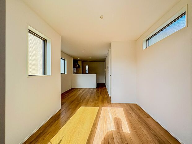 【リビング】 整然とした空間演出、快適な理想の暮らしの実現は家のみの拘りではなく、そこで暮らす方々にとって素敵な環境であることも挙げられると思います。四季折々の変化が奏でる鼓動を楽しんで下…