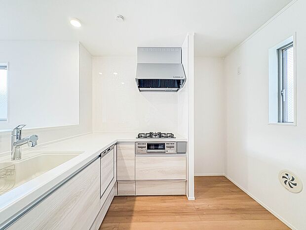 【キッチン】ナチュラルな自然光の中での調理。会話が弾む対面型キッチン。お洒落な食器類を余裕で収納できるスペース。動きやすい女性目線のキッチン動線。これからはお料理をつくる時間が劇的に変わりま…