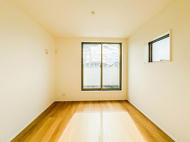 【寝室】シンプルな内装はおしゃれのポイントです。シンプルは華美より飽きがこないからです。色や模様でおしゃれ感をだす。それがシンプルイズビューティーです。