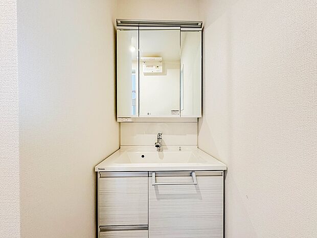 【洗面台】 十分な大きさの洗面台は、身だしなみチェックや歯磨きなど、朝の慌ただしい時間でもホテルライクなスペースで余裕とゆとりを感じて頂けます。