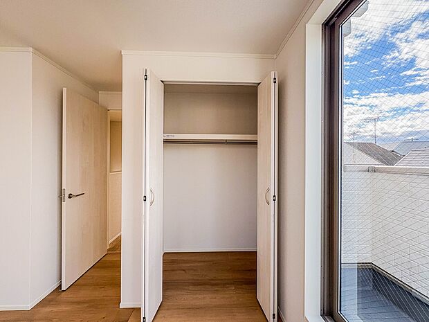 【CL(クローゼット)】 壁面クローゼットのメリットは、衣類が横一列に並ぶためひと目で洋服が選びやすいこと。衣類をたくさんお持ちの方も、限られたスペース内に無理なく収納することができます。…