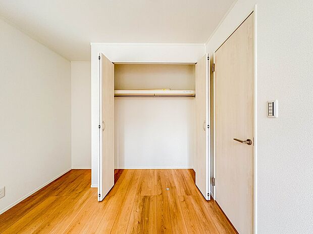 【収納】各部屋を最大限に広く使って頂ける様、全居住スペースに収納付。プライベートルームはゆったりと快適に。