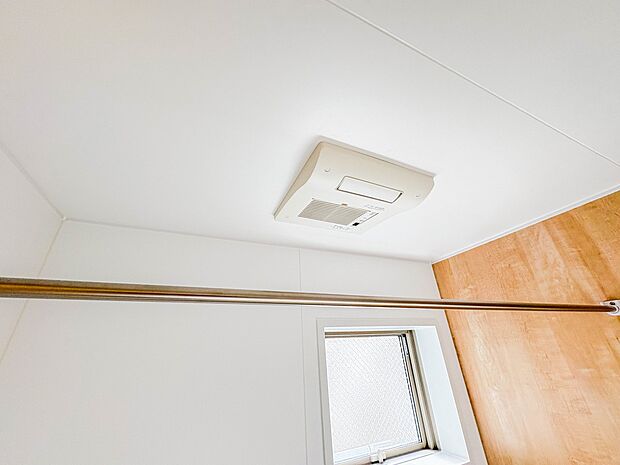 【浴室暖房乾燥機】 雨の日の部屋干しは乾きにくく、生乾きの臭いが気になります。浴室暖房乾燥機があればそんな心配はいりません。換気や暖房機能もあるのでカビの発生や寒い日のヒートショックも防ぎ…