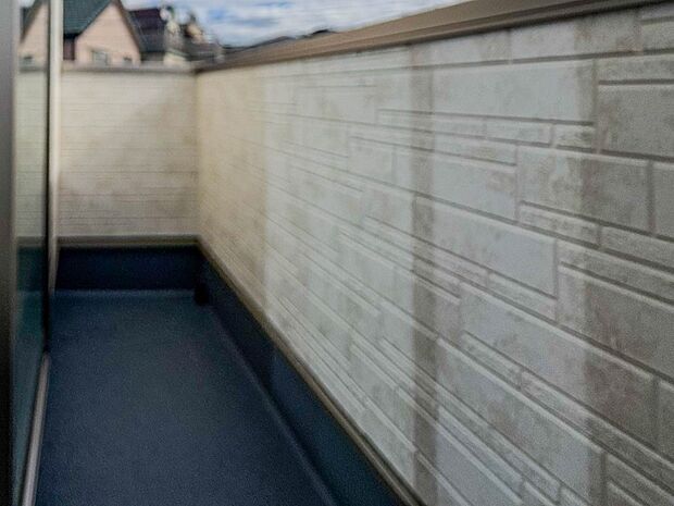 【バルコニー】  バルコニーから差し込む陽光・通風は、住環境・快適性と共に有り続ける貴重な「財産」です。