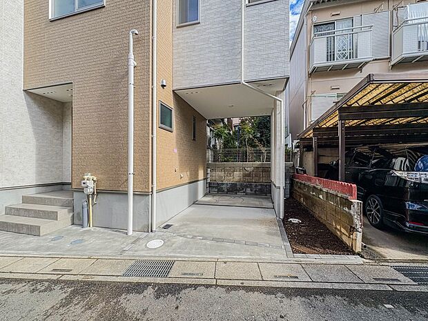 【駐車場】毎日の生活にマイカーが必須という方は、購入を検討する際、駐車場があることは大事な条件です。毎日の通勤や家族の送迎、買い物やお出かけなどクルマのある暮らしを満喫したい方は要チェック。…