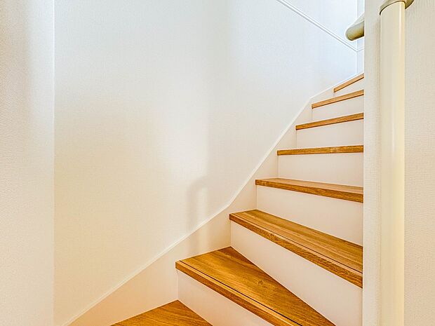 【手すり付階段】手すりがないと階段の昇り降りで危険なことはもちろん、壁に手をつきながら歩くことで壁紙が汚れやすくなります。すべての方に快適に昇り降りしていただくため、手すりを設置しました。