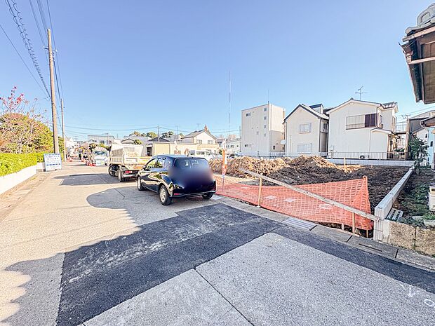 【前面道路】家の前をまっすぐの通りが走っている。クルマは少なく、人々は毎朝、ウォーキング、ジョギング、犬の散歩など、フリーな朝時間を過ごしている。