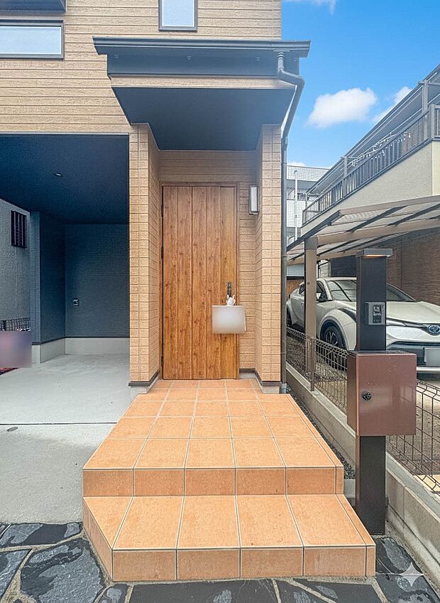 【玄関】玄関はおうちの顔と言われます。玄関アプローチは、外観デザインの印象を左右します。ご家族の個性を出しながら、素敵な玄関でお客様をお迎えしてください。